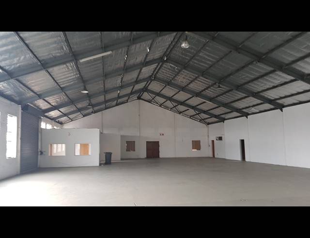 1,350M² FACTORY TO LET IN TRIANGLE FARM